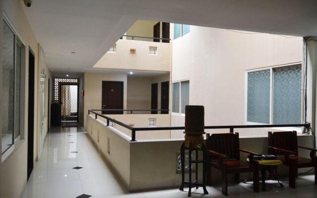 ZEN Rooms Basic D Rainbow near Royal Plaza