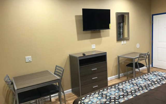 Deluxe Inn & Suites Baytown