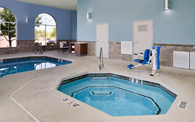 Holiday Inn Express Farmington - Bloomfield, an IHG Hotel