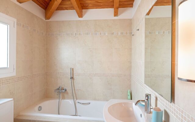 Lovely Family Holiday Home in Saronida Attikis near Beach