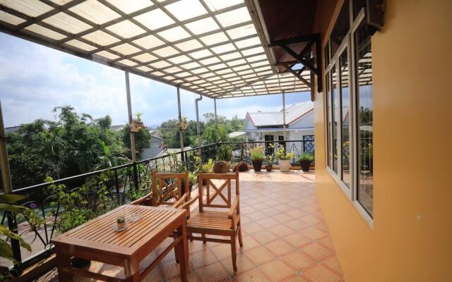 Hillside Homestay Hue - Top Apartment