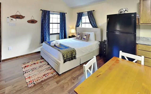 SabaiDii Guesthouse A & B by Miss Kitty’s