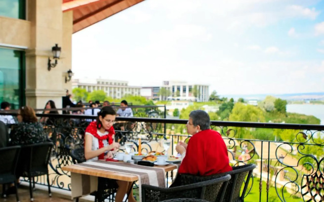 Kronos Hotel