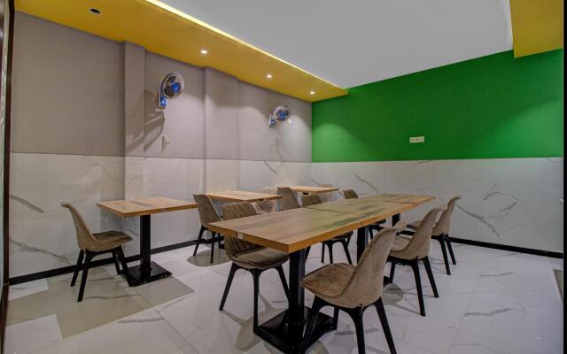 Capital O 74732 Prime Grand Hotel