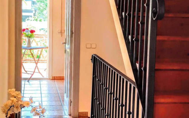 BEACHFRONT Spacious House with Pools, Bathtubs, Garden, Sea View