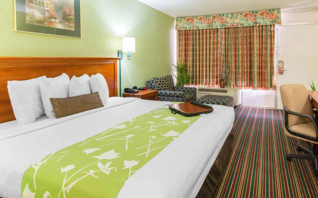 Econo Lodge Savannah Gateway I-95