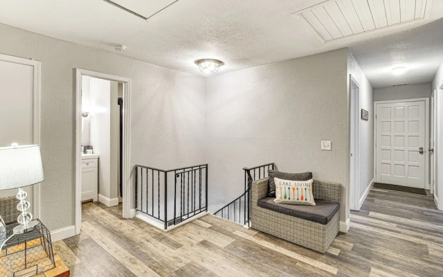 Waterfront Yard, Dock + Game Room: Linn Creek Home