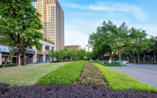 Shiyanhuang Hotel (Chongqing West Railway Station Erlang Subway Station)