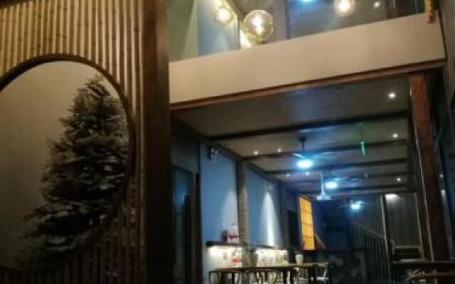 Siguniangshan Tea & Panda Hotel