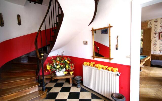 Modish Castle in Asnières with Terrace