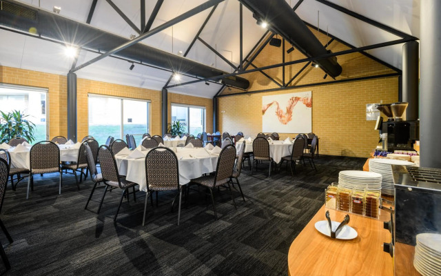 Lakeside Hotel and Conference Centre