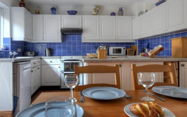 2 Kersbrook Gardens