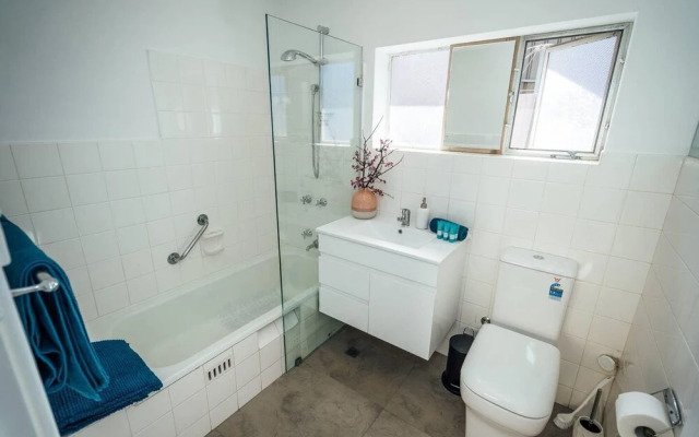 Sahara on Anzac-Close to Airport, city & beach!