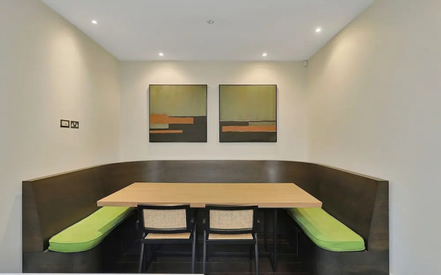 Luxe Home With Cinema Room - South Kensington