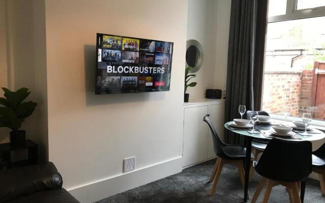 Bright Spacious 3-bed With Office & Patio, Preston