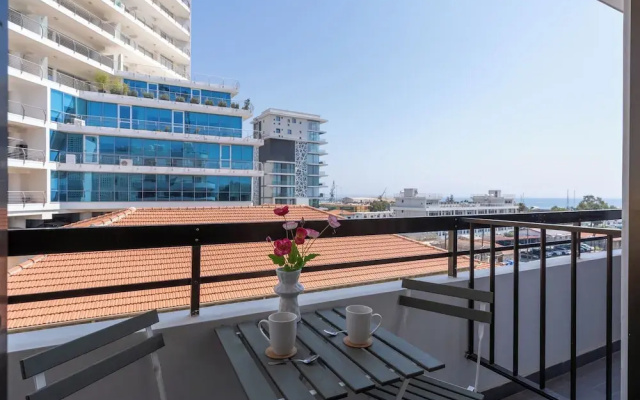 Burst - Chic Studio & Balcony in Larnaca