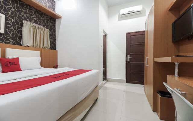 RedDoorz near Mall Panakkukang 3
