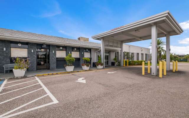 Clarion Inn & Suites Across From Universal Orlando Resort