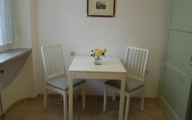 Alte Bahnhofstraße 12