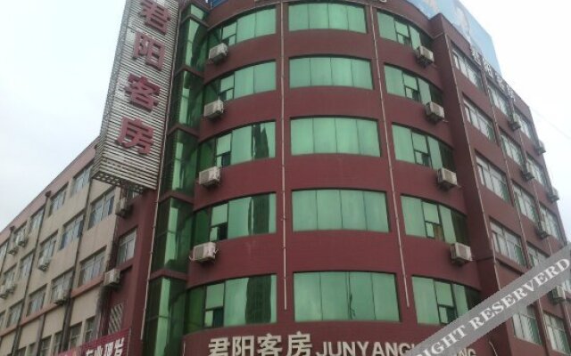 Yishi Liangpin Hotel (Anqiu Taihuacheng Branch)