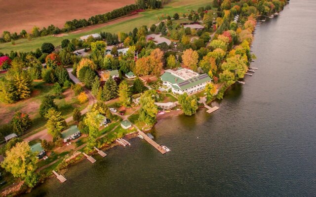 Elmhirst's Resort - On a lake