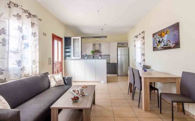 Spacious 2 Bedroom House with Fantastic Yard