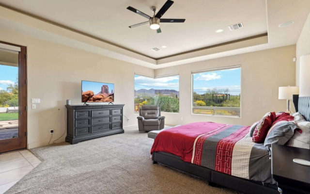 East Mesa Desert and Mountain Views: 5br, Pool