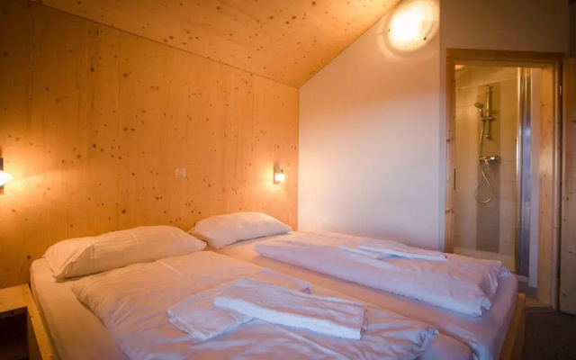 Spacious Chalet With hot tub