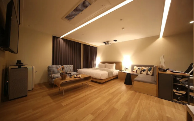 Hound Hotel Sajik Minam Station