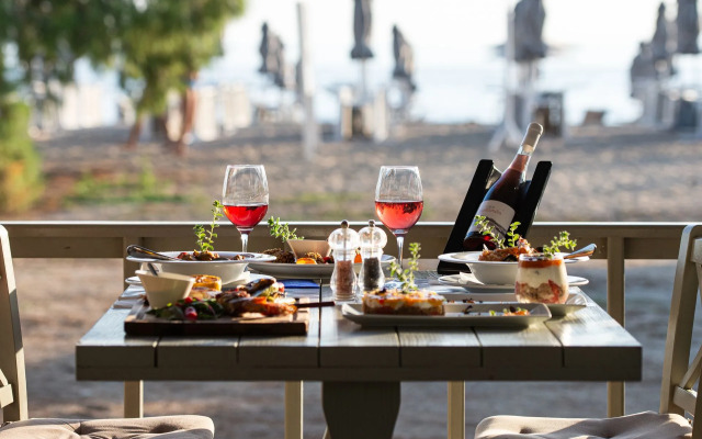 Lagomandra Beach & Suites