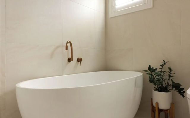 Tugun Retreat - 5BRM Home with Pool