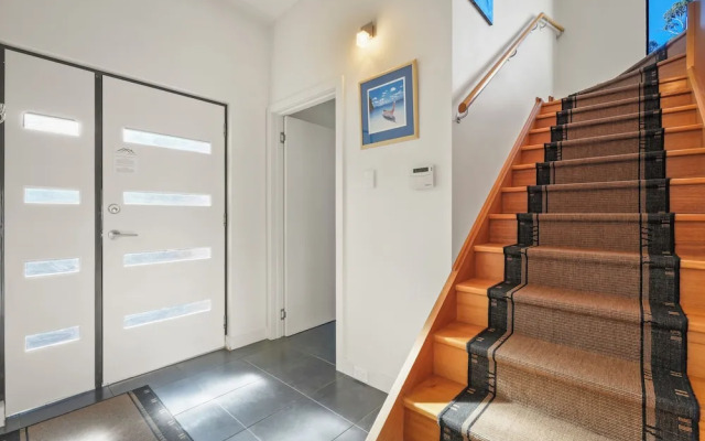 Waterfront Home - Gorgeous Views - 2 Bed