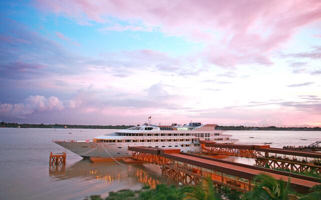 Vintage Luxury Yacht Hotel