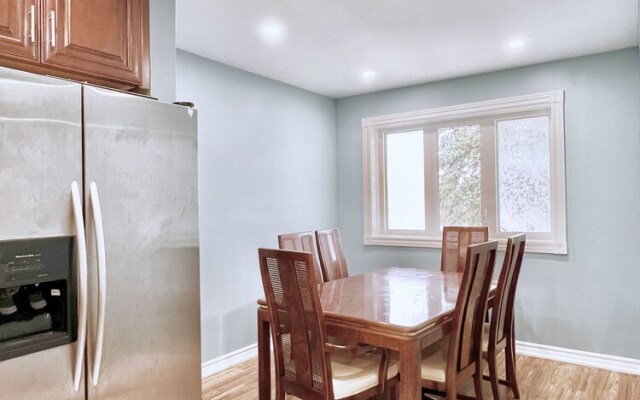 Renovated Rooms 10-min to Finch Subway Near Yonge St