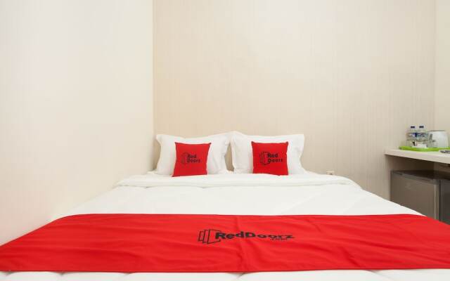 RedDoorz Plus @ K23 Rungkut Madya