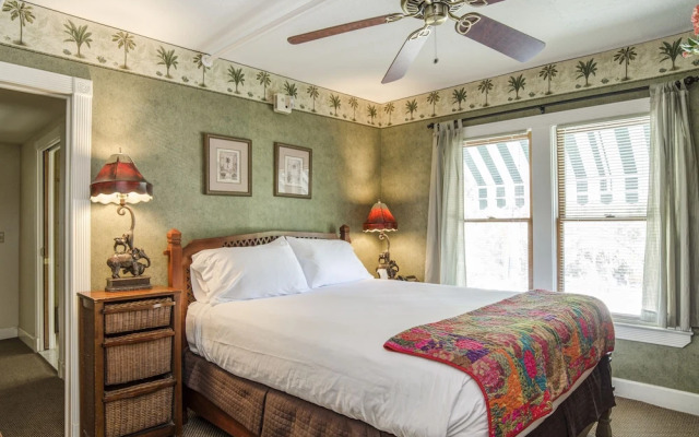 Peninsula Bed & Cocktails