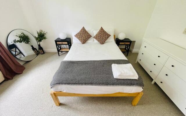 NomiHomes-Otis House-Free Parking x 2-Central -10ppl