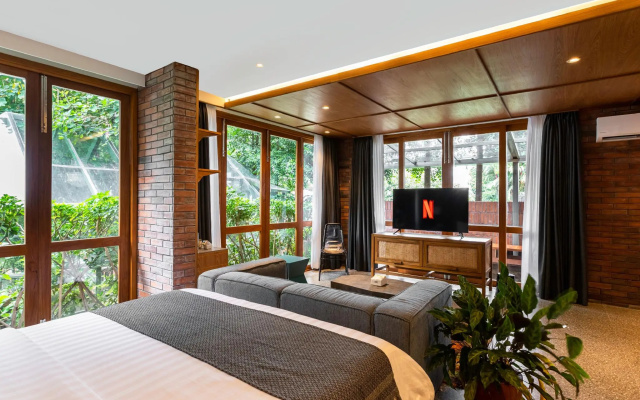 The House Tour Hotel with The Potting Shed – Guest Rooms – Bandung