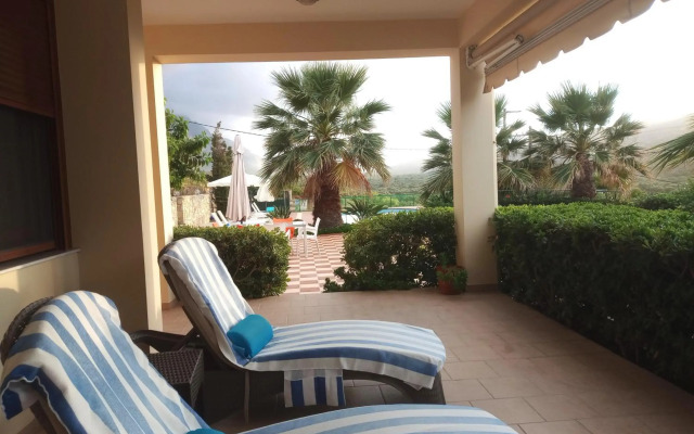 Tholos Bay Suites