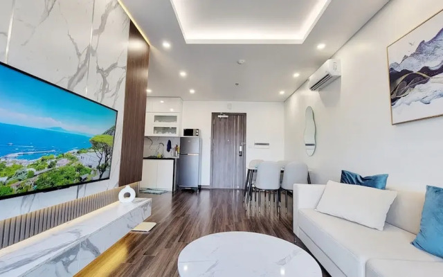Modern Condo steps from Vincom Plaza