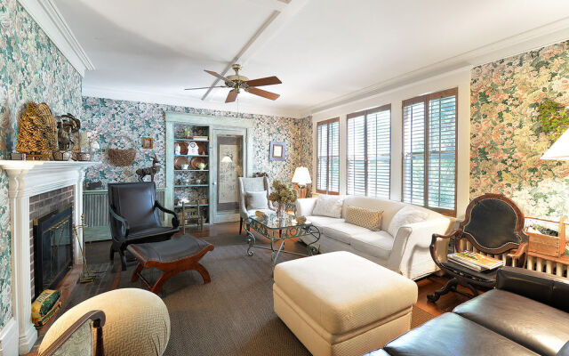 Village Latch Inn Hotel