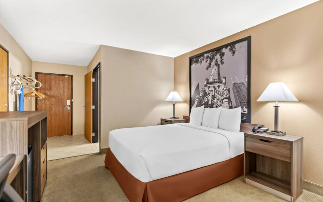 Super 8 by Wyndham Elgin