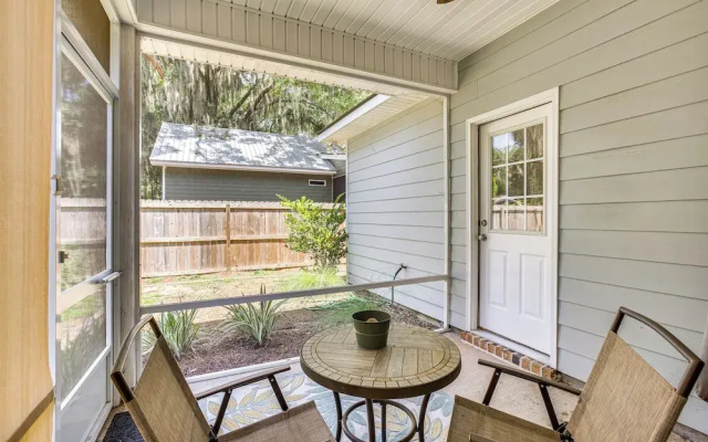 1 Mi to Riverfront: Darien Family Home