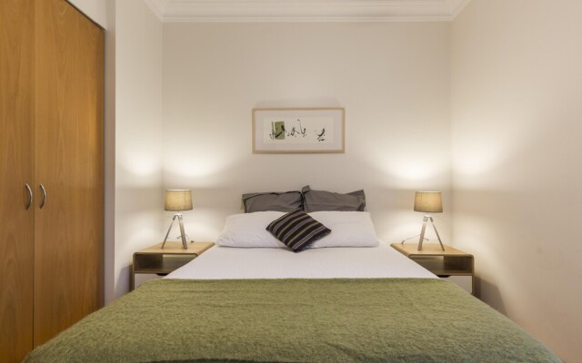 Queen Bed With Private Bathroom In Redfern Apt