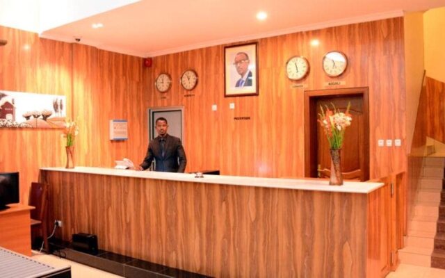 La Posh Hotel