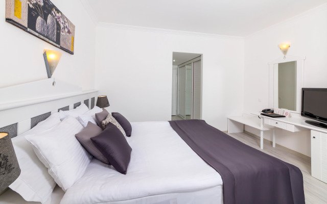 Aryes Deluxe Hotel