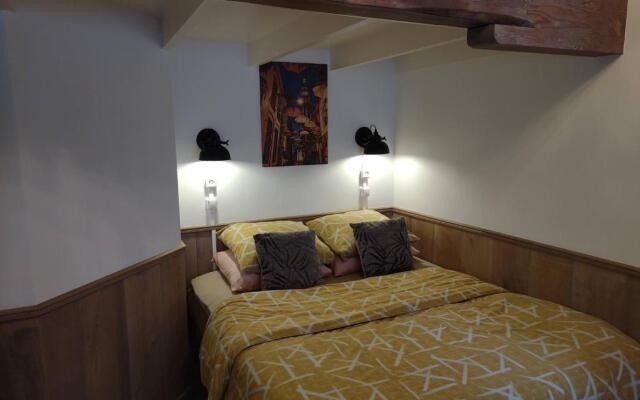 VRYE HEERLYKHEYD ( adults only ) studio 3