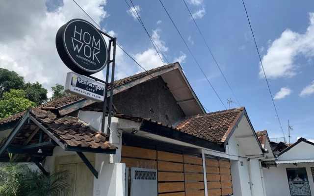 Recharge Cafe & Garasi Homestay