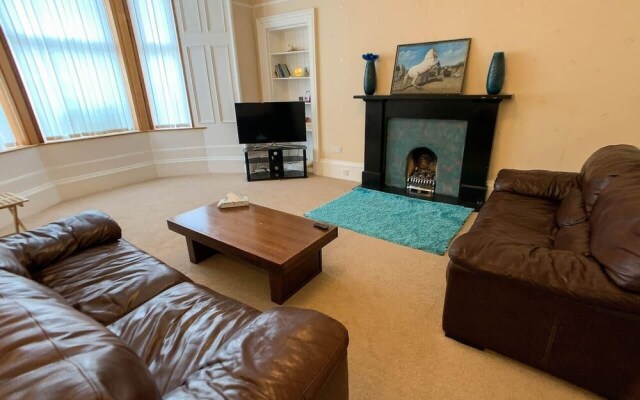 Large Glasgow South Family Home - Free Parking
