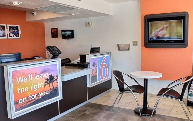 Motel 6 Coalinga, CA - East